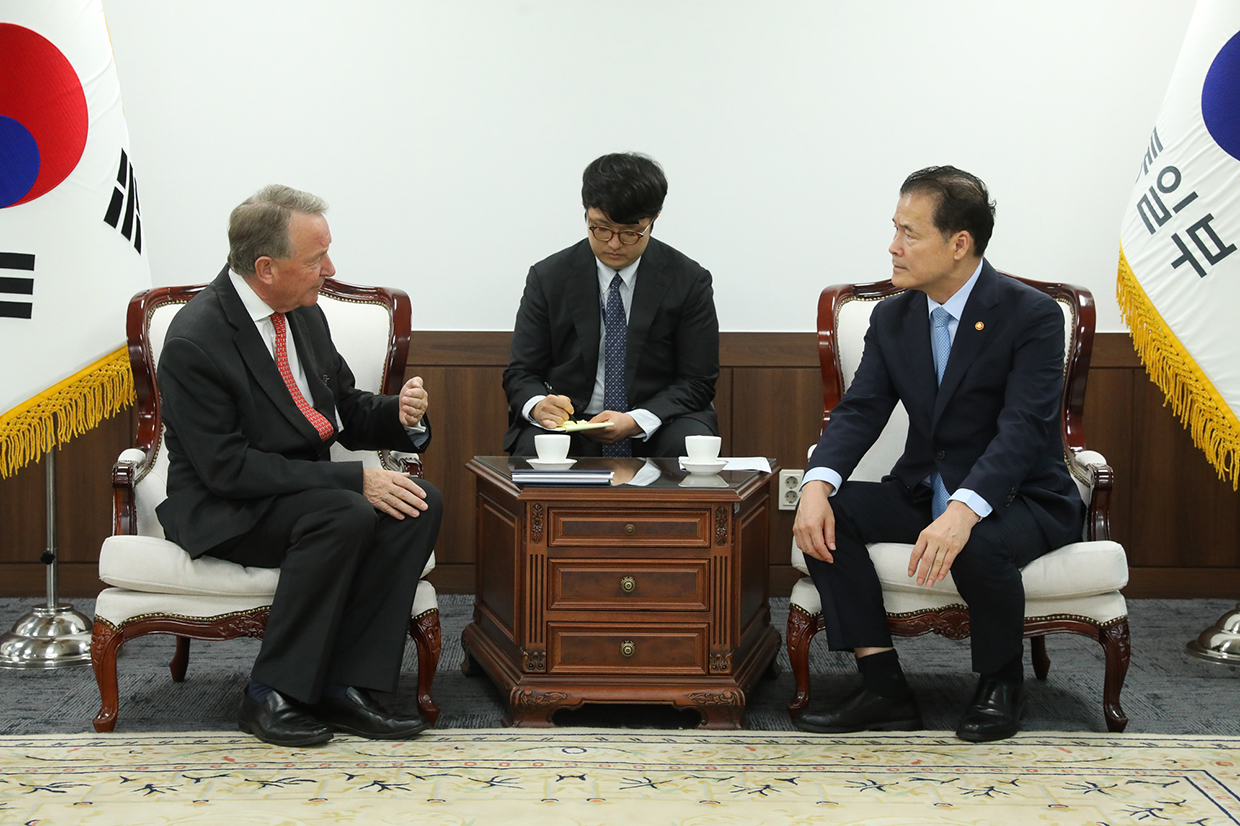 Minister Kim Yung Ho meets with David Alton, a member of the House of Lords of the UK image 03
