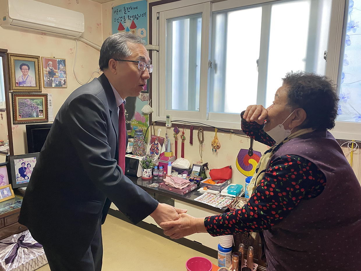 Vice Minister Moon Seoung-hyun visits and consoles an elderly separated family member living alone ahead of the year-end season image01