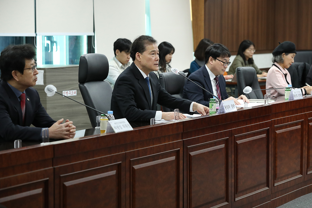 Unification Minister Kim Yung Ho meets with defector groups to discuss the designation of a commemorative day for North Korean defectors image