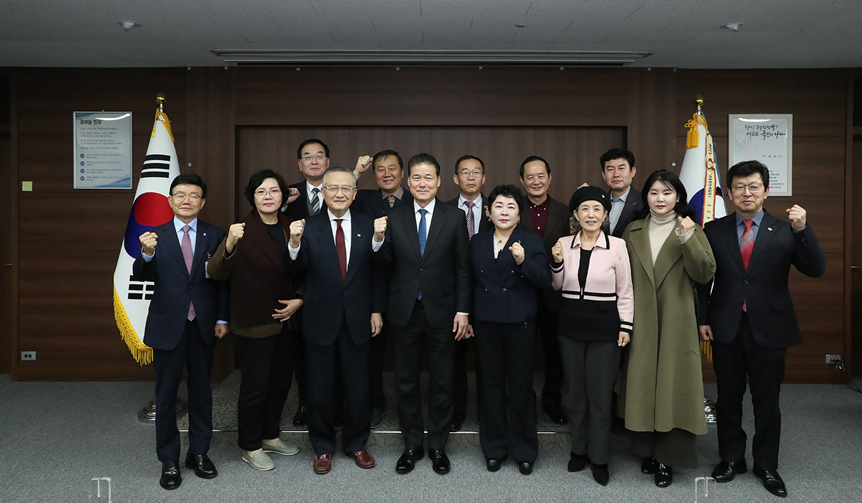 Unification Minister Kim Yung Ho meets with defector groups to discuss the designation of a commemorative day for North Korean defectors image