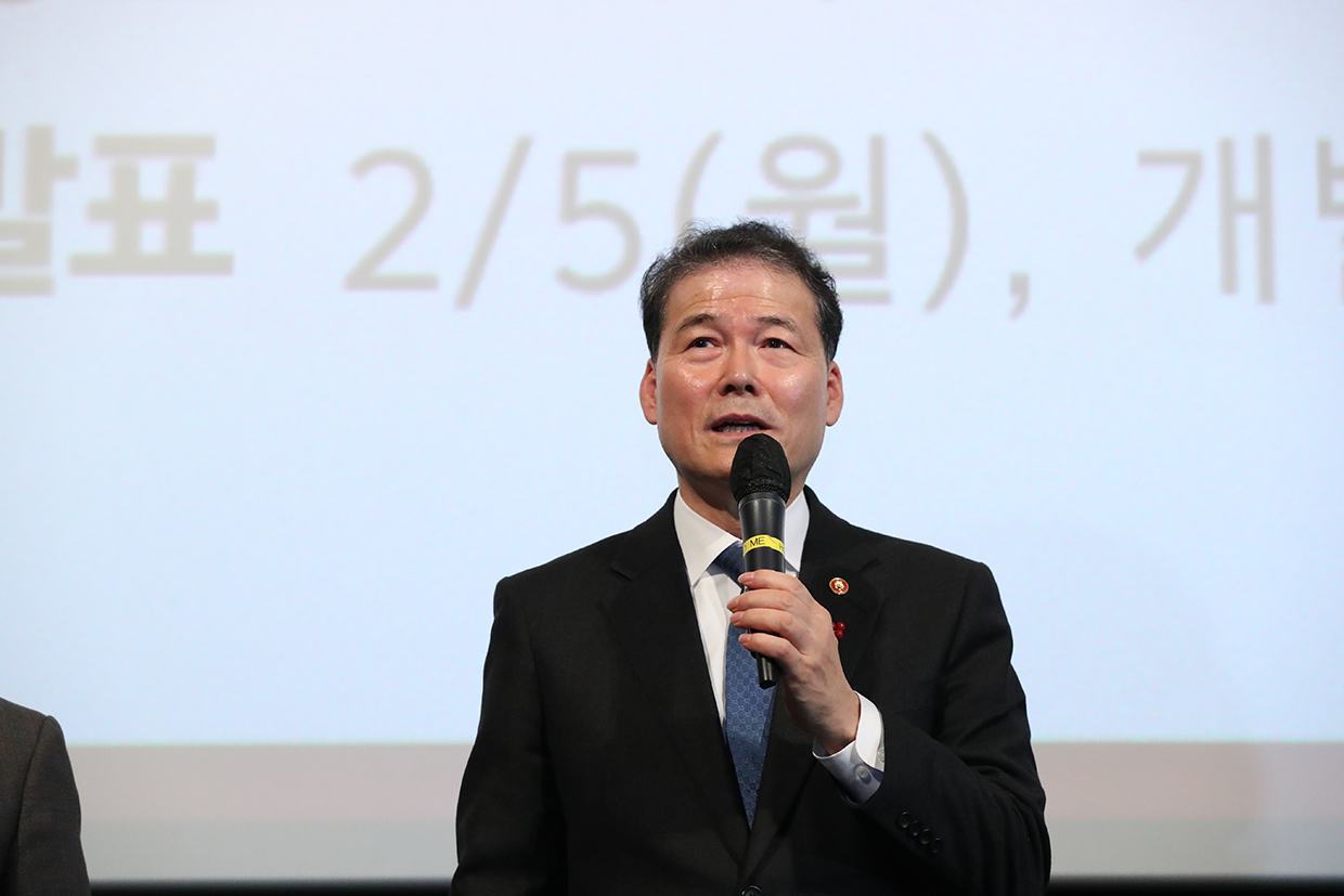 The Unification Ministry holds a film screening event for “Beyond Utopia” with youths in their 20s and 30s image