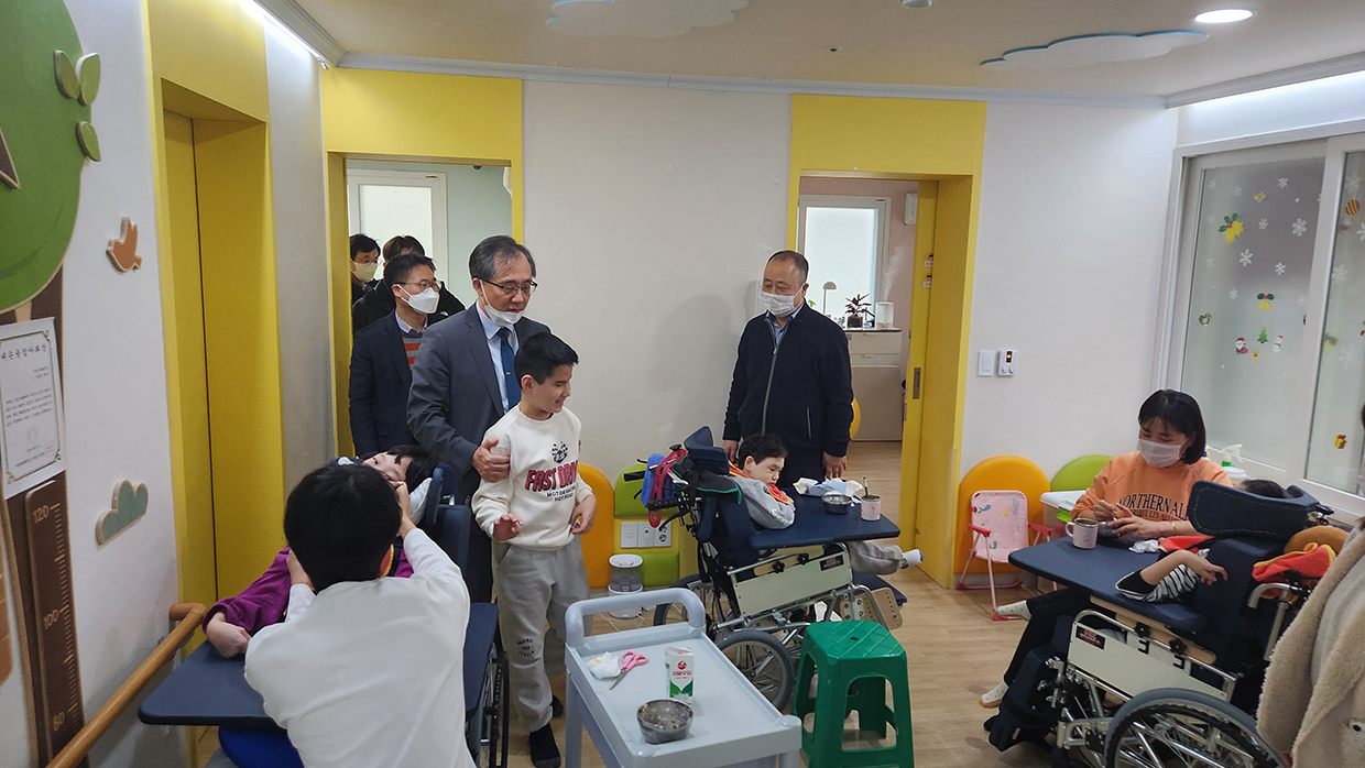 Vice Minister Moon Seoung-hyun visits a welfare facility ahead of the Lunar New Year image