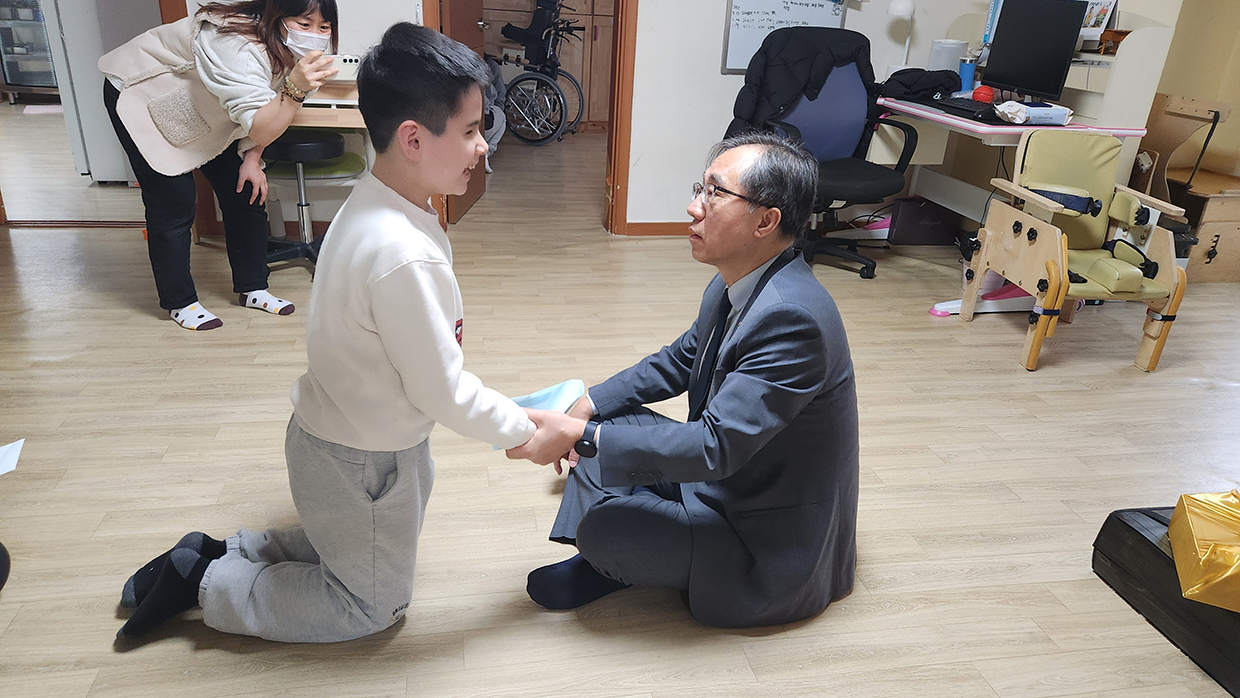 Vice Minister Moon Seoung-hyun visits a welfare facility ahead of the Lunar New Year image