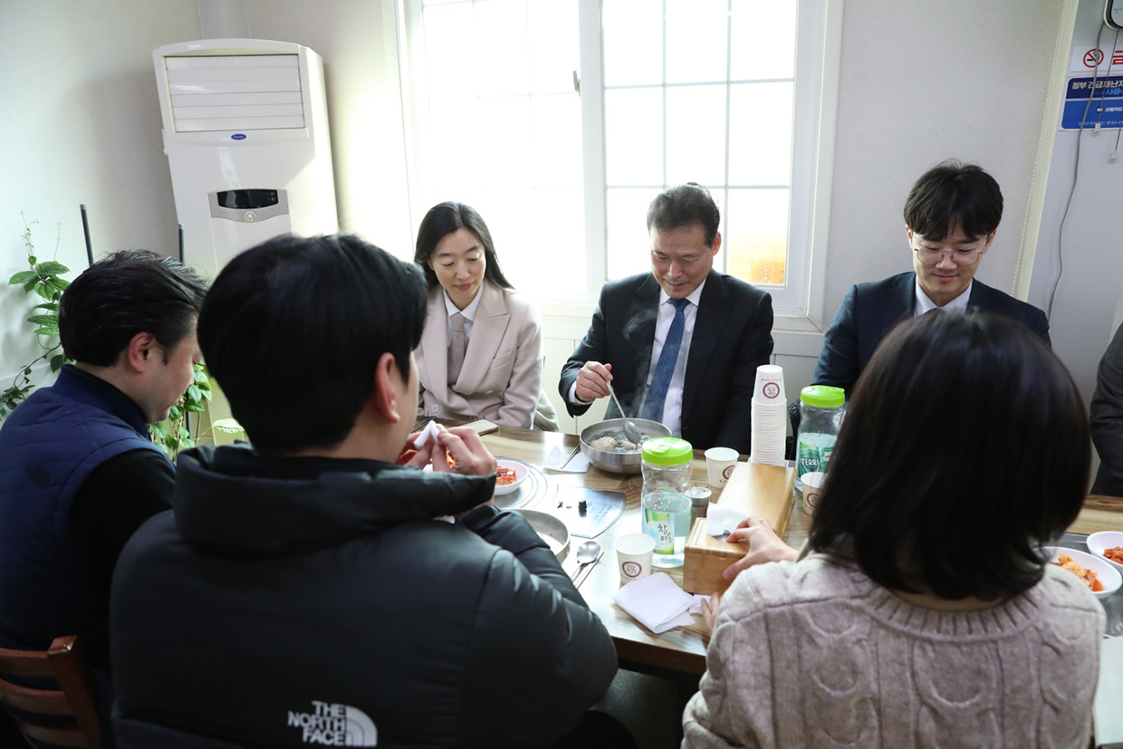 Unification Minister Kim Yung Ho visits and consoles families of abduction victims on the occasion of the Lunar New Year’s Day image