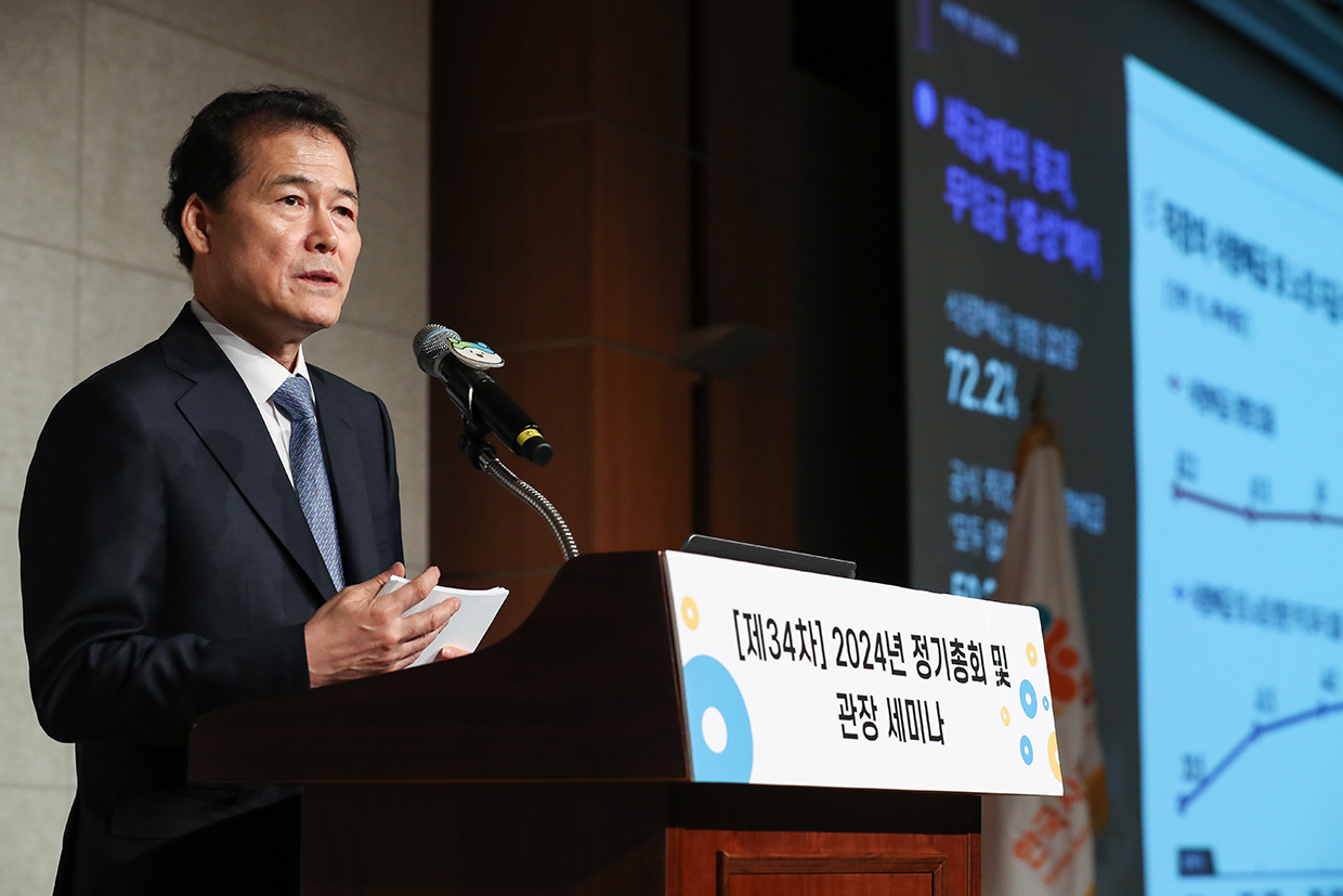 Unification Minister Kim Yung Ho delivers a lecture at the 35th general meeting of the Korea Association of Social Welfare Centers image