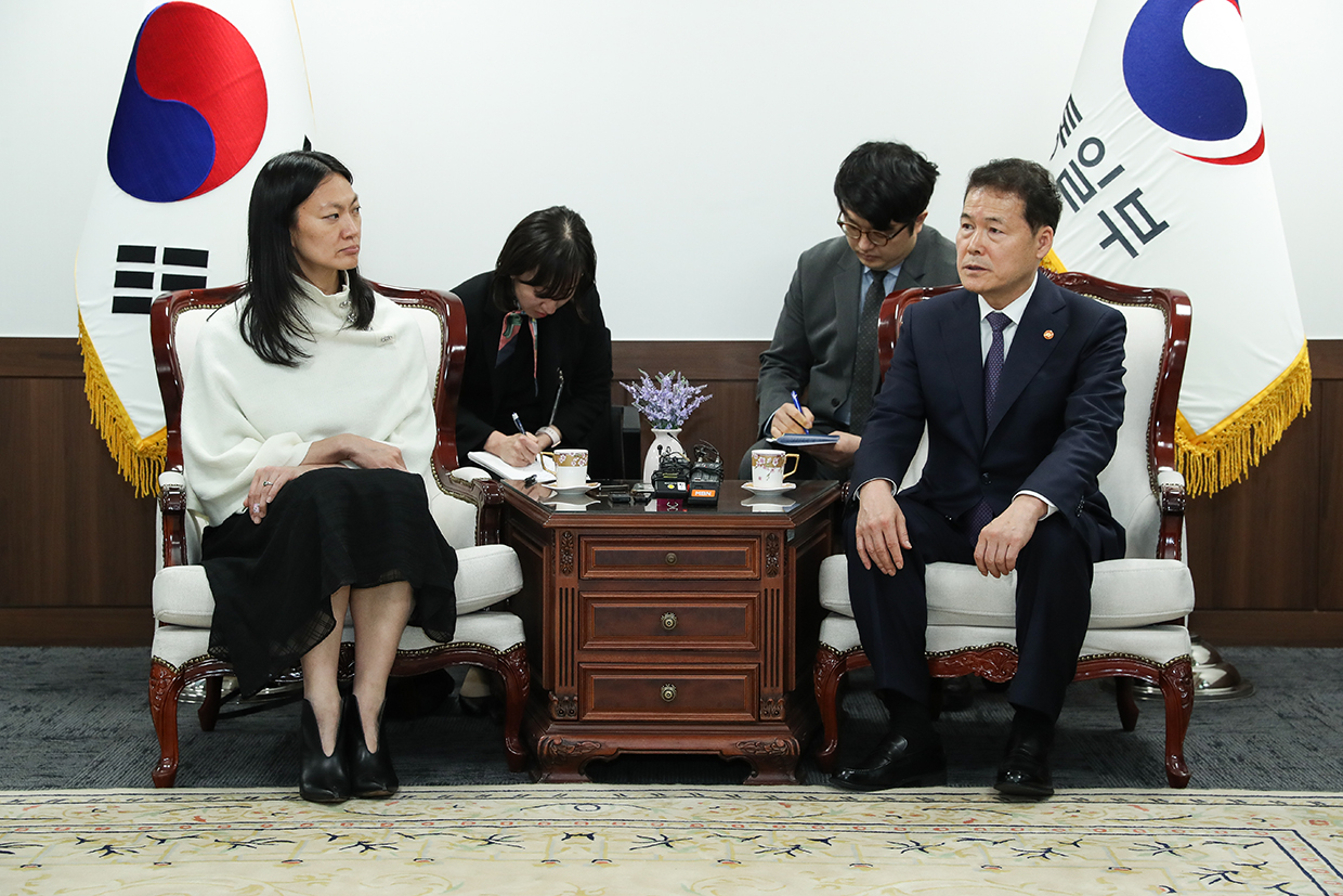 Unification Minister Kim Yung Ho meets with U.S. Special Envoy on North Korean Human Rights Issues Julie Turner image