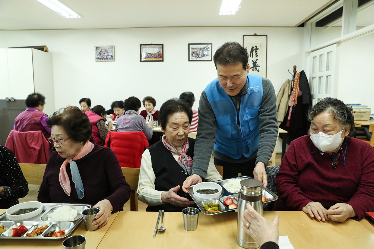 The Unification Ministry carries out volunteer work with North Korean defectors on the occasion of the 55th anniversary of the Unification Ministry’s founding image