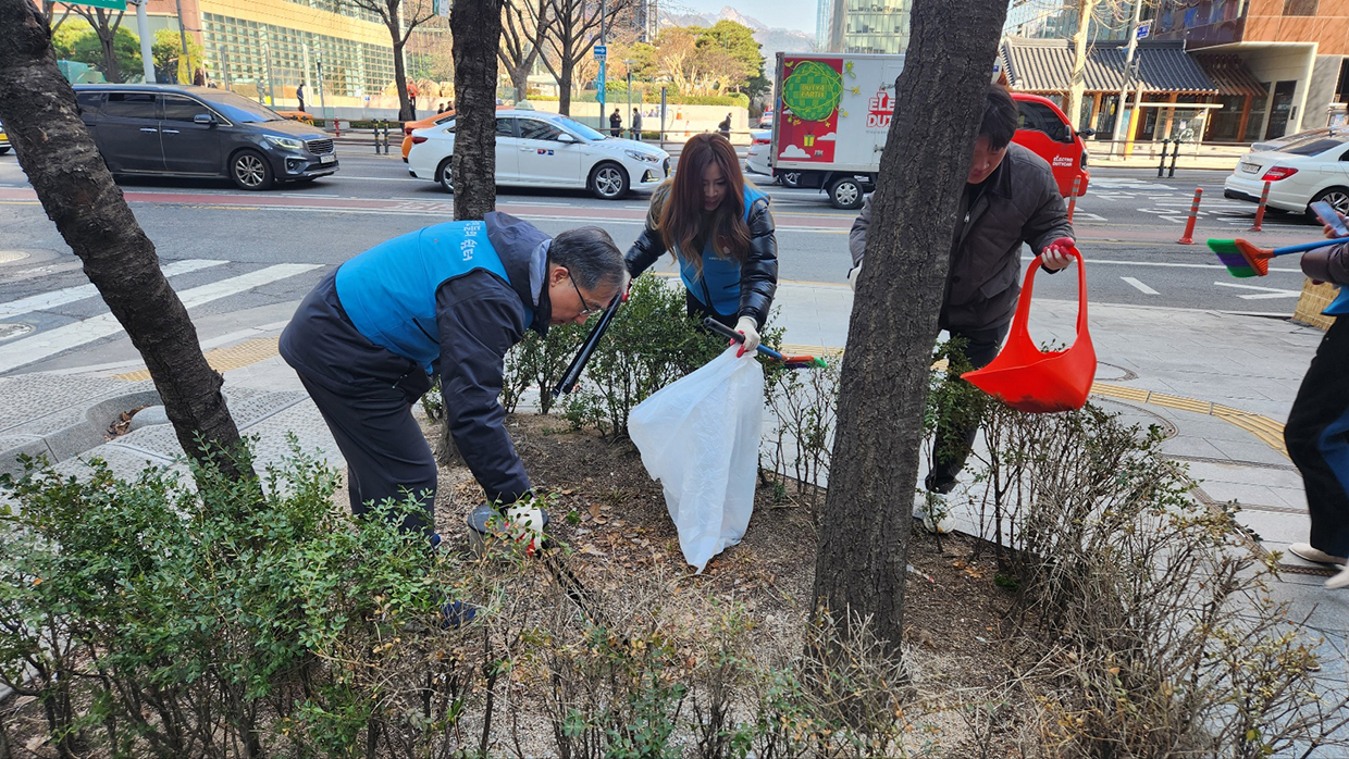 The Unification Ministry carries out volunteer work with North Korean defectors on the occasion of the 55th anniversary of the Unification Ministry’s founding image