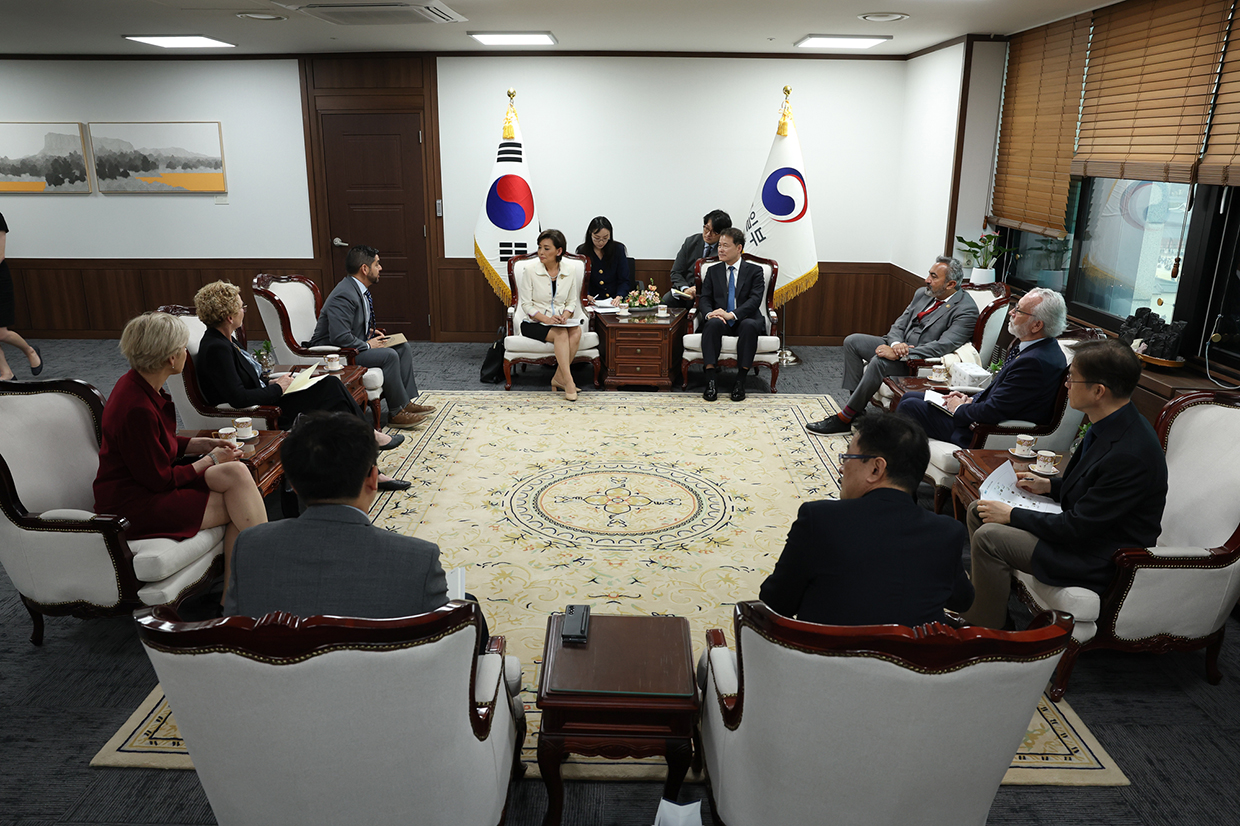 Unification Minister Kim Yung Ho meets with delegation of U.S. Congressional Study Group on Korea image