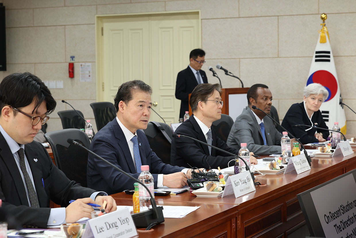 The Unification Ministry holds a policy roundtable with ambassadors of UN Sending States image