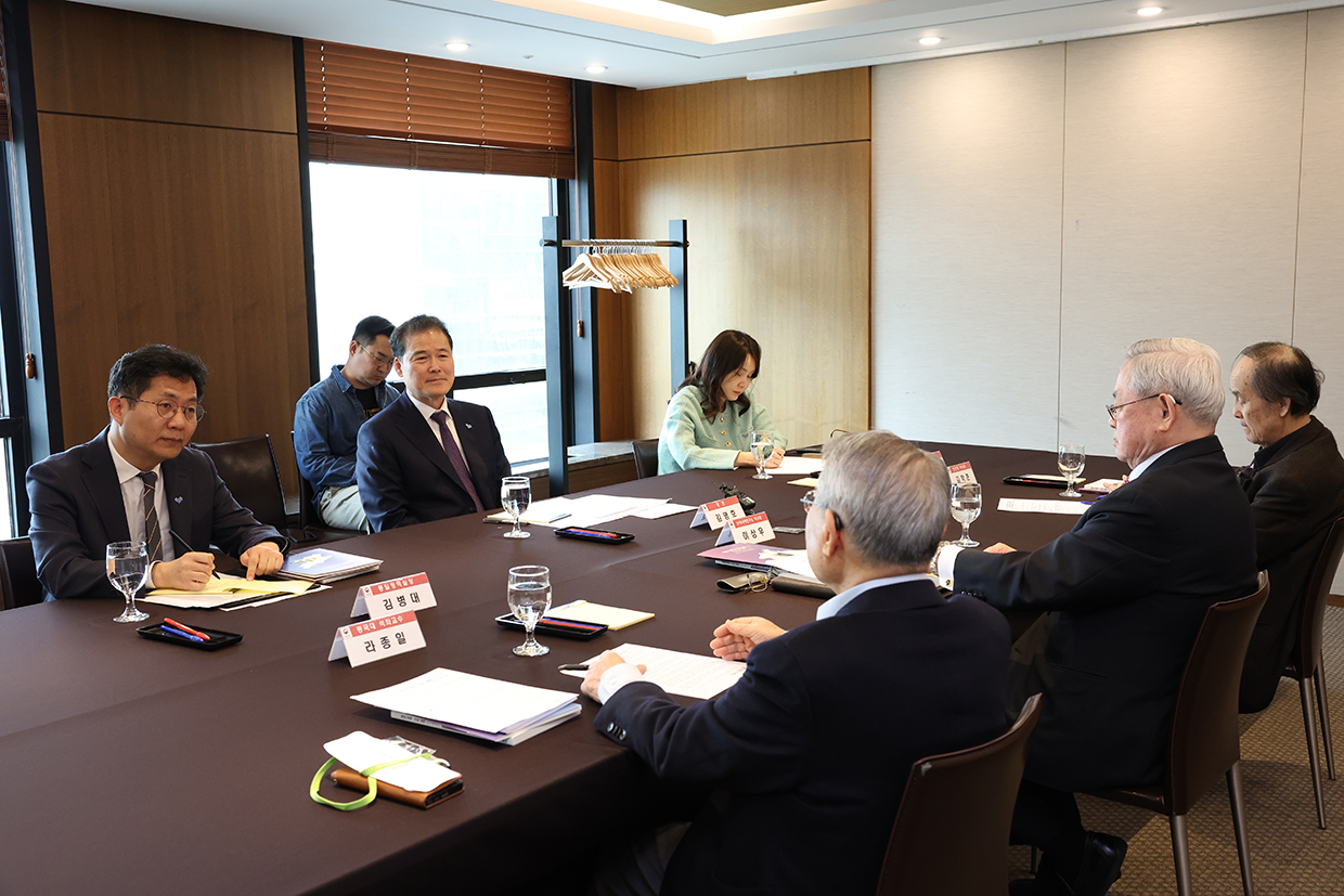 Unification Minister Kim Yung Ho meets with veterans in the field of diplomacy and security image