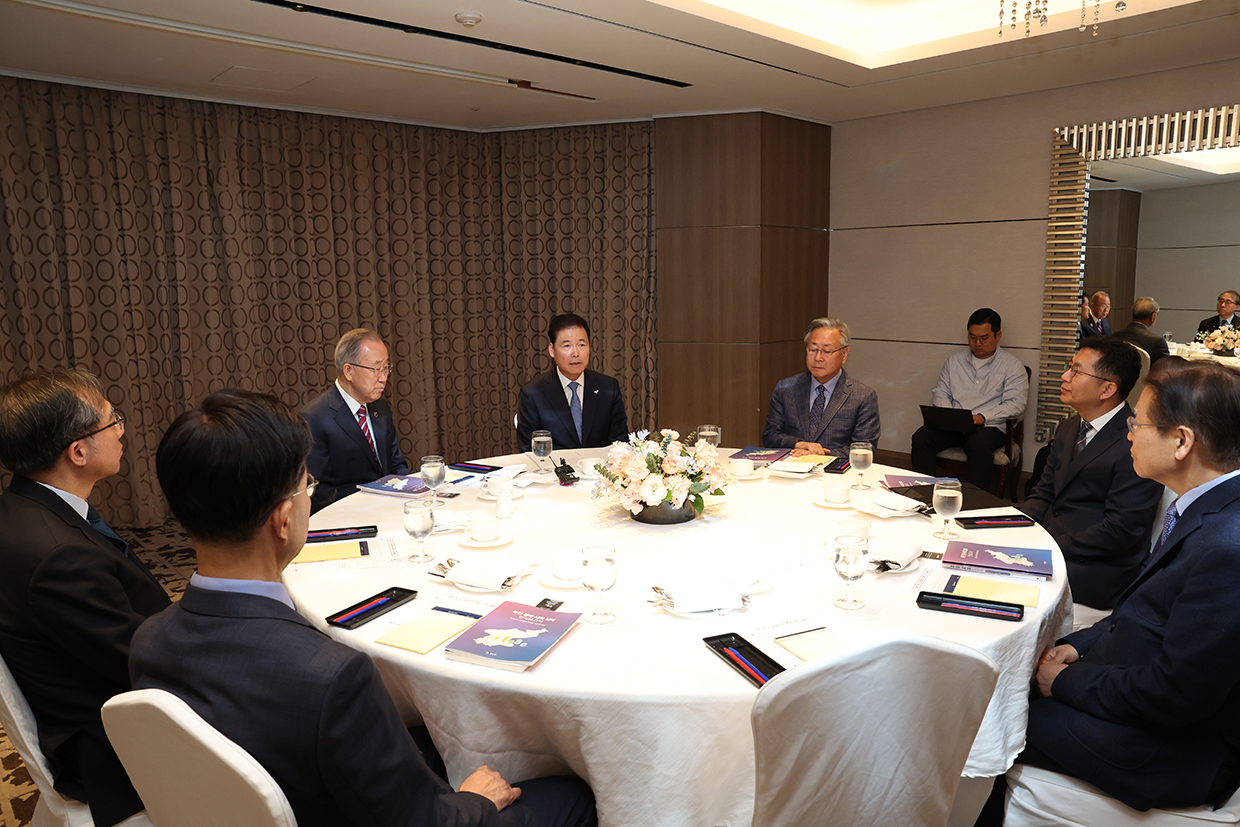 Unification Minister Kim Yung Ho hosts a luncheon for former UN Secretary-General Ban Ki-moon image