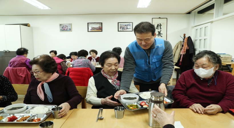 The Unification Ministry carries out volunteer work with North Korean defectors on the occasion of the 55th anniversary of the Unification Ministry’s founding.jpg