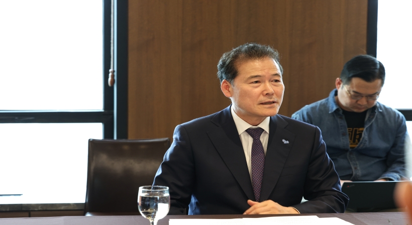 Unification Minister Kim Yung Ho meets with veterans in the field of diplomacy and security.jpg