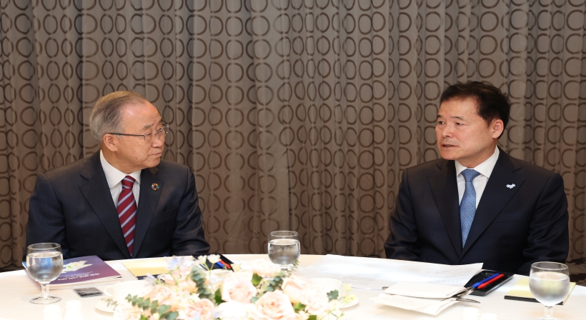 Unification Minister Kim Yung Ho hosts a luncheon for former UN Secretary-General Ban Ki-moon.jpg